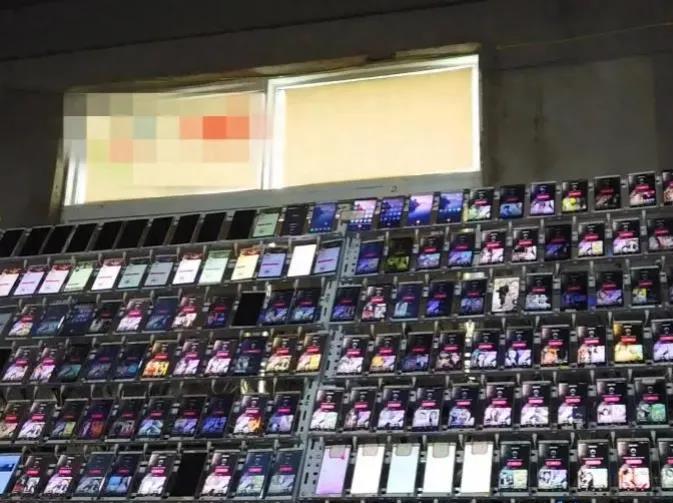 近日24个人和26000部手机冲上了热搜。
大家最关心的话题是一部手机按1000