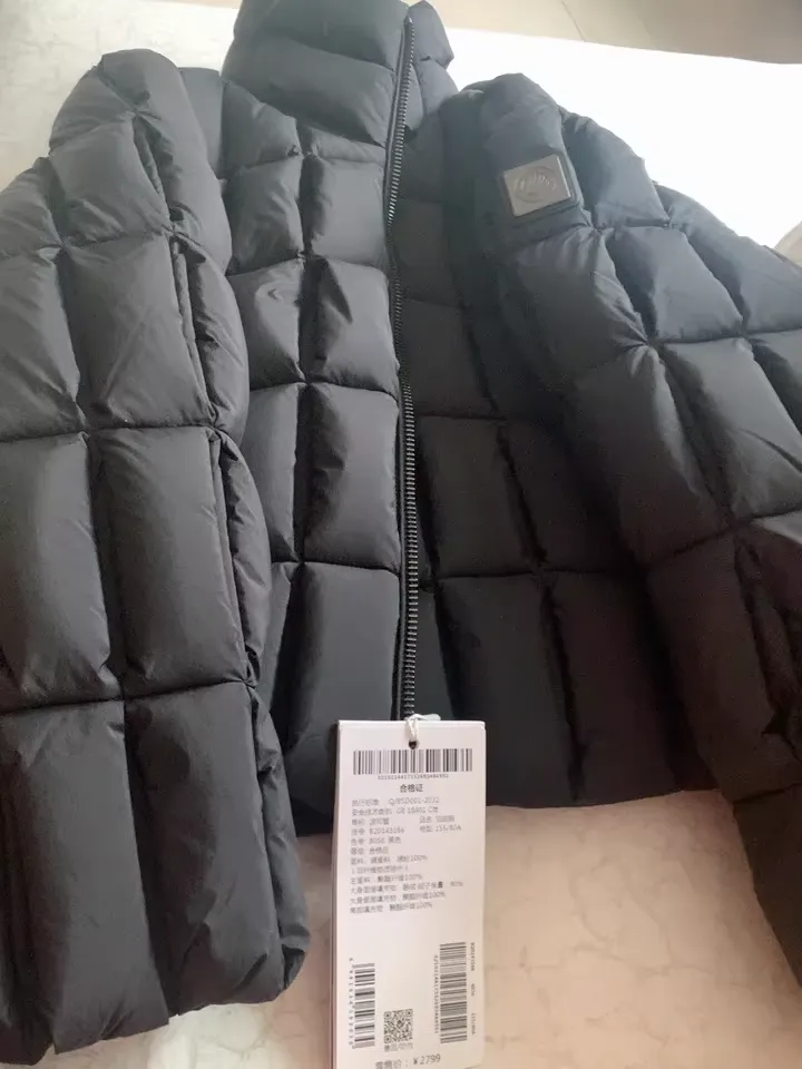 今天午休和同事去波司登店里买了一件羽绒服，打折下来花了2300元钱，下班回来老公