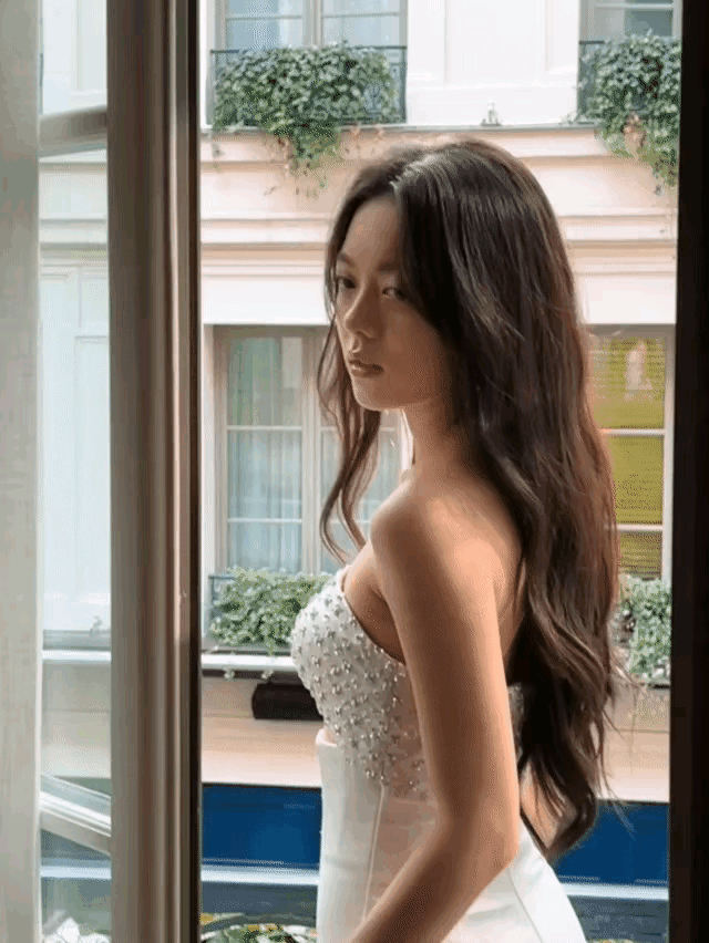 一身闪耀钻石抹胸长裙，尽显女性的优雅与娇美，这还是你认识的赵今麦吗？赵今麦的巴黎
