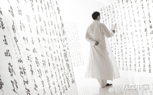 每一次诡谲的现场，那个男人都会在我身后