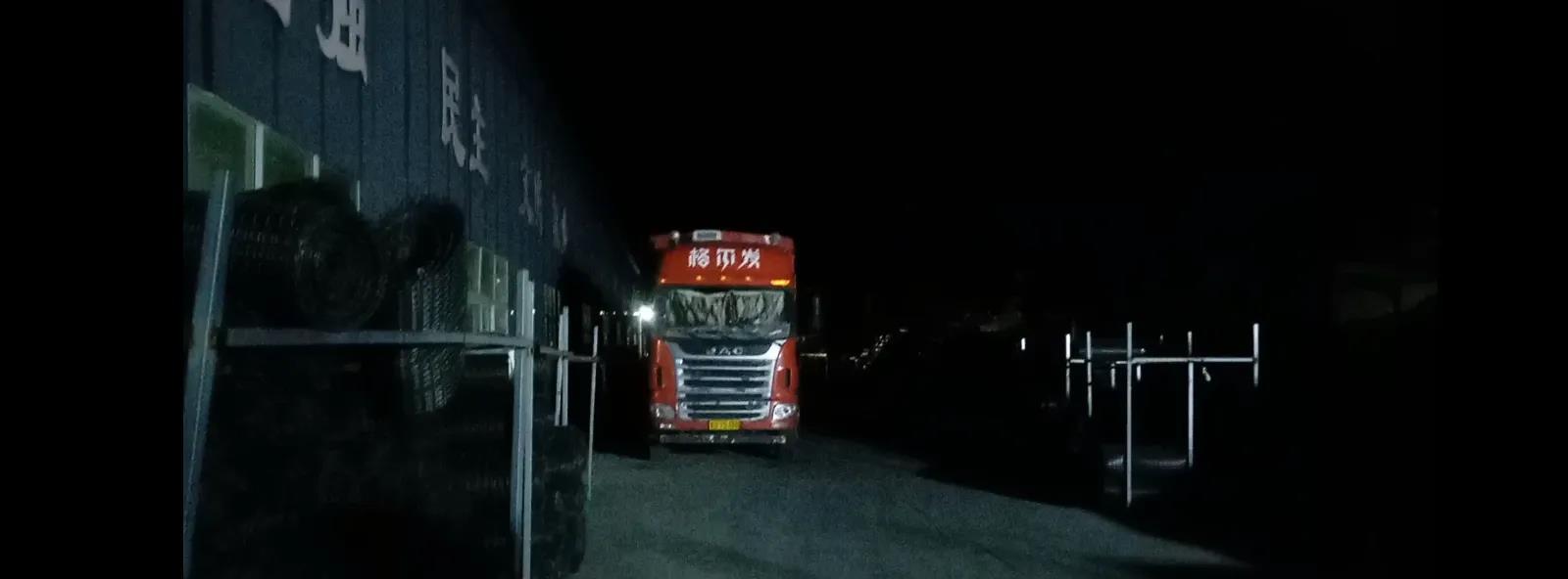 大家看图中的这辆大货车，驾驶室内用被子遮挡的严严实实。这是拍摄于昨夜的照片，昨天