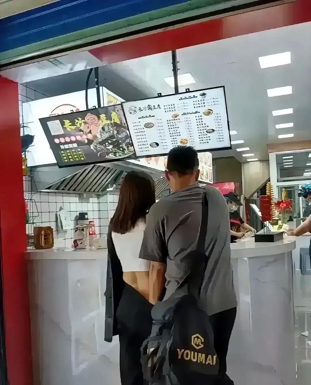 “大家看看这只手”

在某商场，男子和女子购买长沙臭豆腐，等待期间男子的举动让人