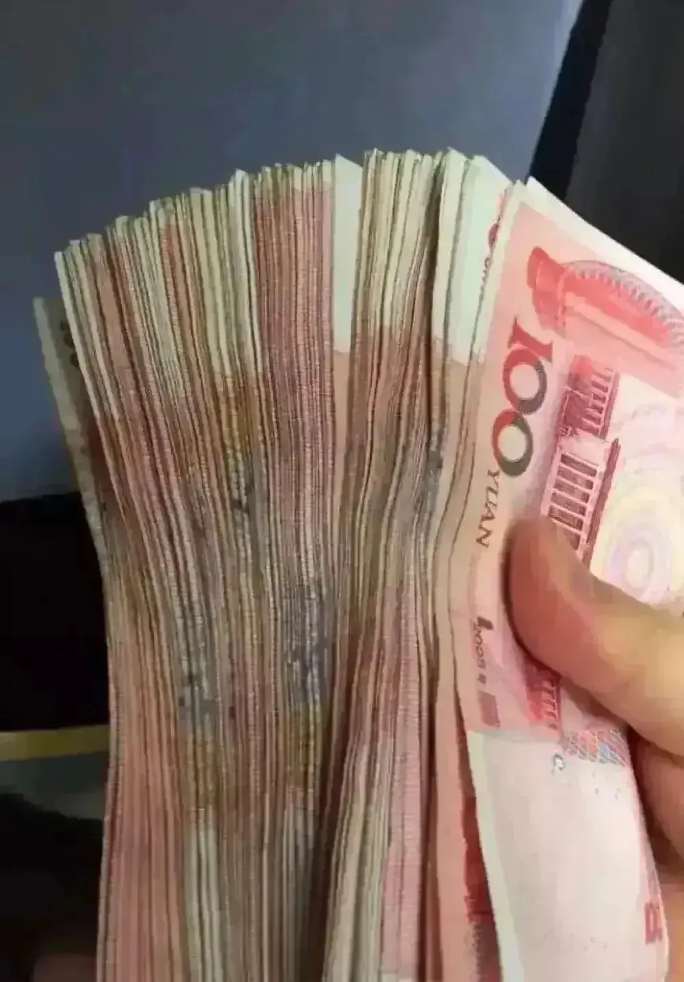 七年前，我向朋友借了九万元，由于当时经济紧张，一直没有还。今年，我手头宽裕了，决