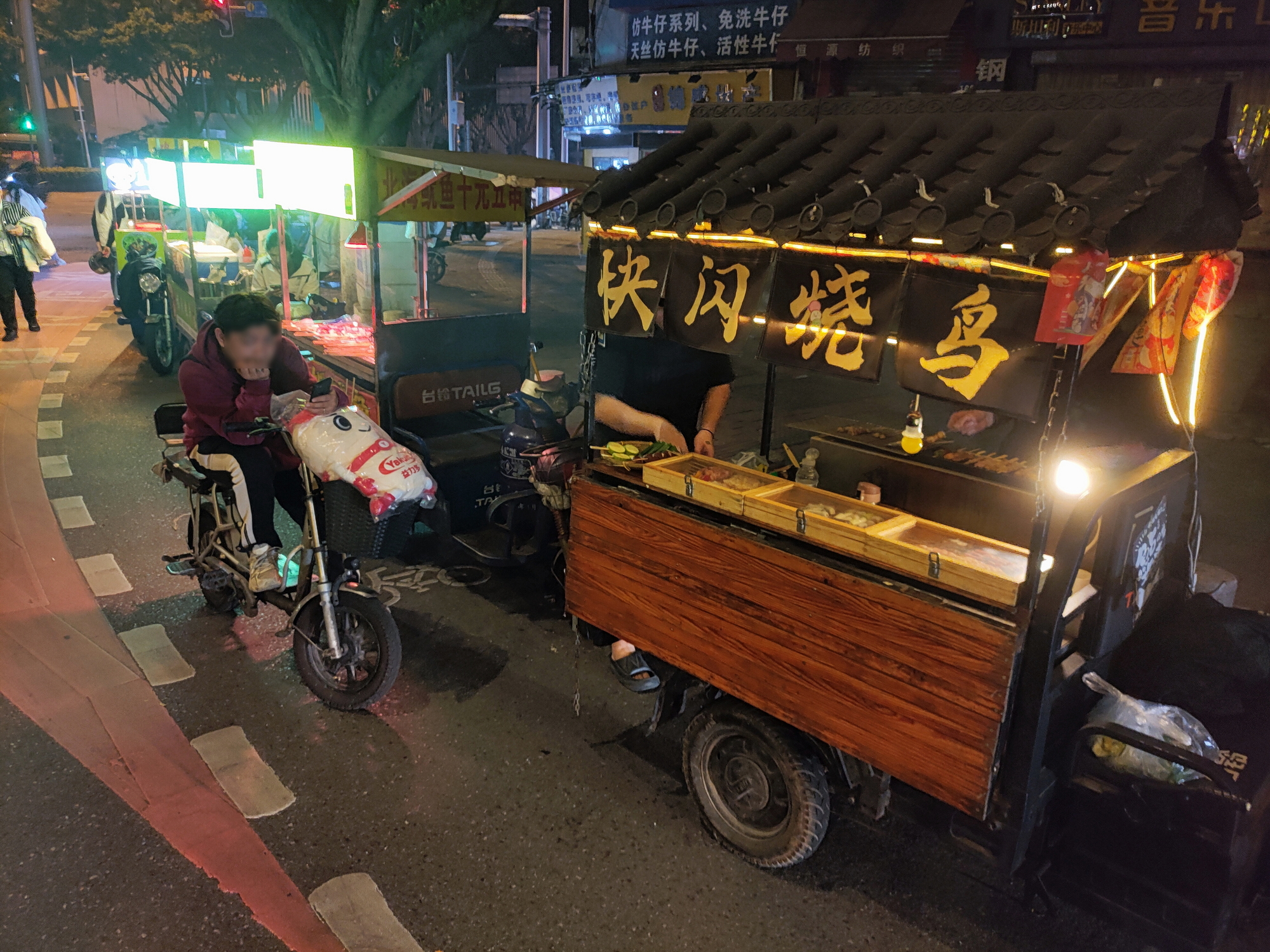 广州夜市之：快闪烧鸟。
