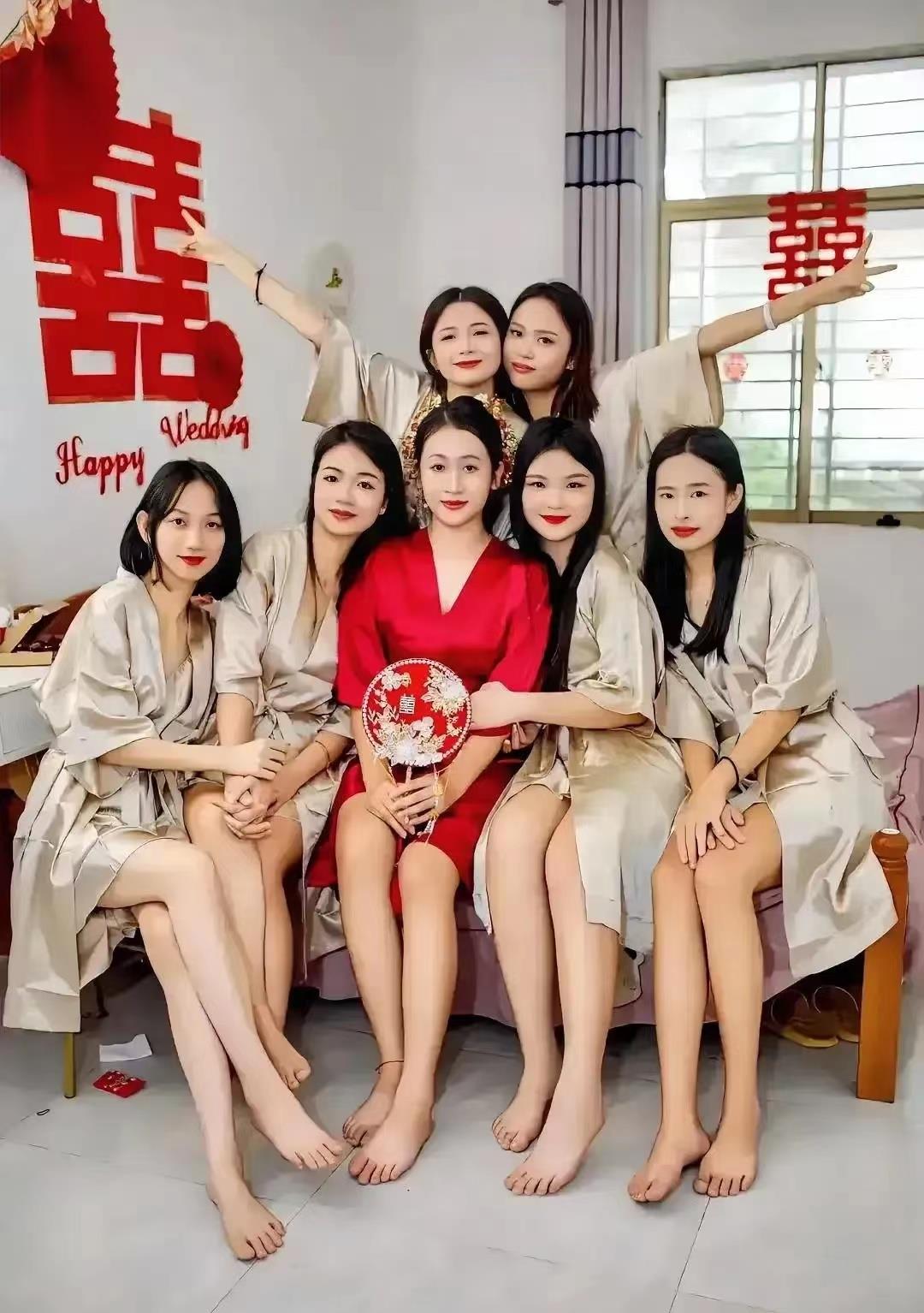 这张照片拍摄的时间是2018年，当时我作为姐妹团的一员，第一次参加大学以来姐妹的