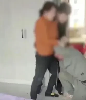 “知道你为什么是农民吗？”甘肃张掖，临近年关，男子请了3名保洁员来家打扫为生，3
