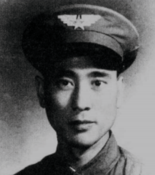 1949年，国军飞行员杨保庆，驾机起义飞往北平！而飞机上装着4.6吨银元，大约1