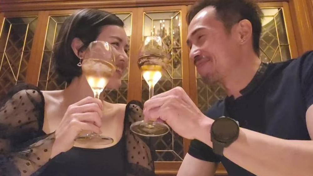 陈豪，陈茵媺庆祝结婚十周年，甜蜜碰杯