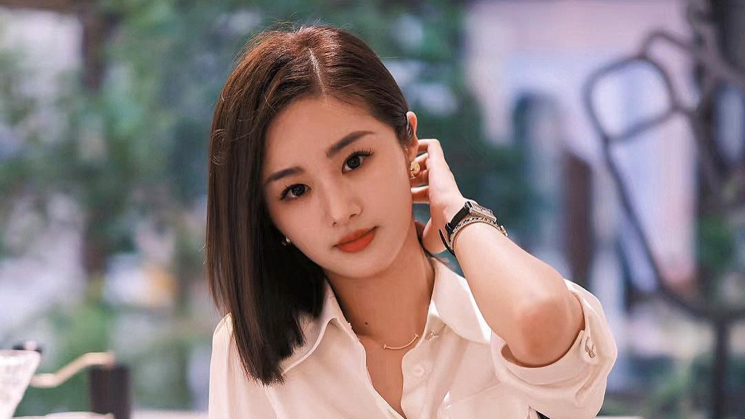 包臀显瘦的时尚风格不仅百搭，还适合休闲通勤场合。