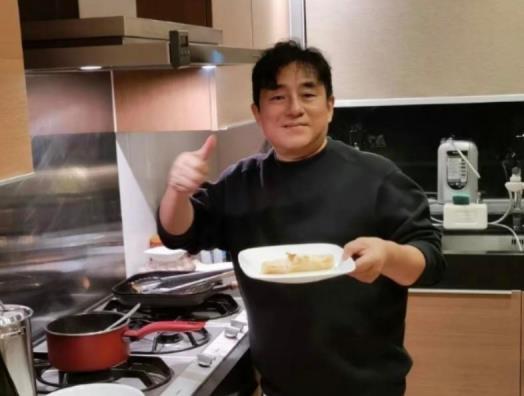 2008年，郑裕玲向同居16年的男友吕方提出分手，要他净身出户，吕方只有一个要求
