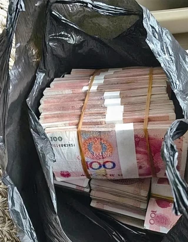 广东广州，男子与情人协商分手时，准备了一袋现金。但男子要求先签一份协议才能拿走这