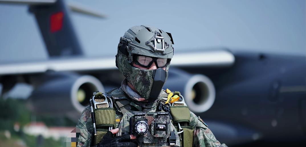 解放军伞兵在训练中比较少见的佩戴了下颌护具，下颌防护装置从2010 年代开始在西