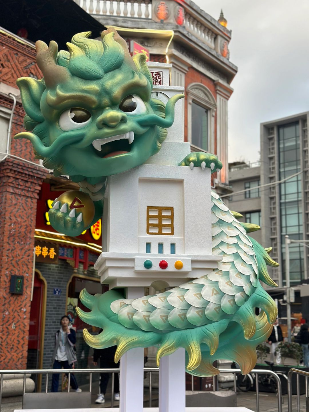 泉州龙龙真的好可爱哈哈哈
今天刚摆出来就下雨～