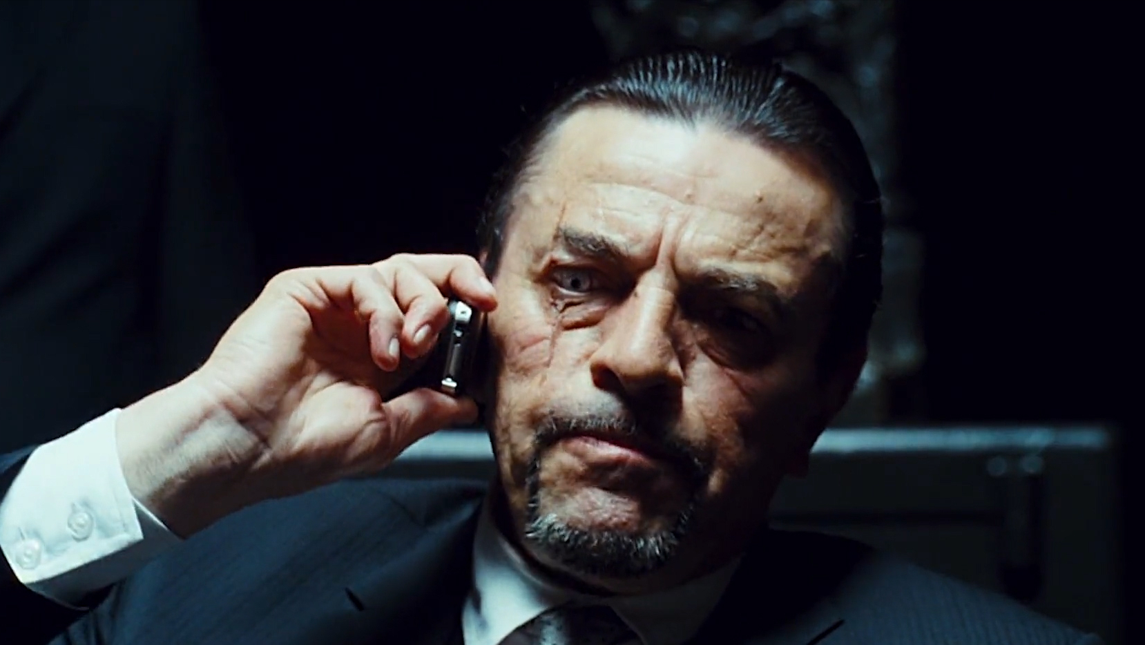 弟弟按哥哥说的，找到著名的黑老大，出手一件上百万的珠宝。铁柱告诉黑老大，别看我弟