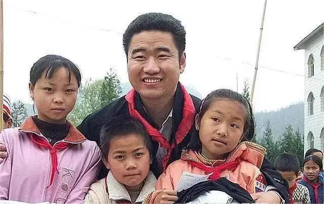 2005年，歌手丛飞身患癌症去世，停止资助了183名贫困儿童。家长打电话来质问：