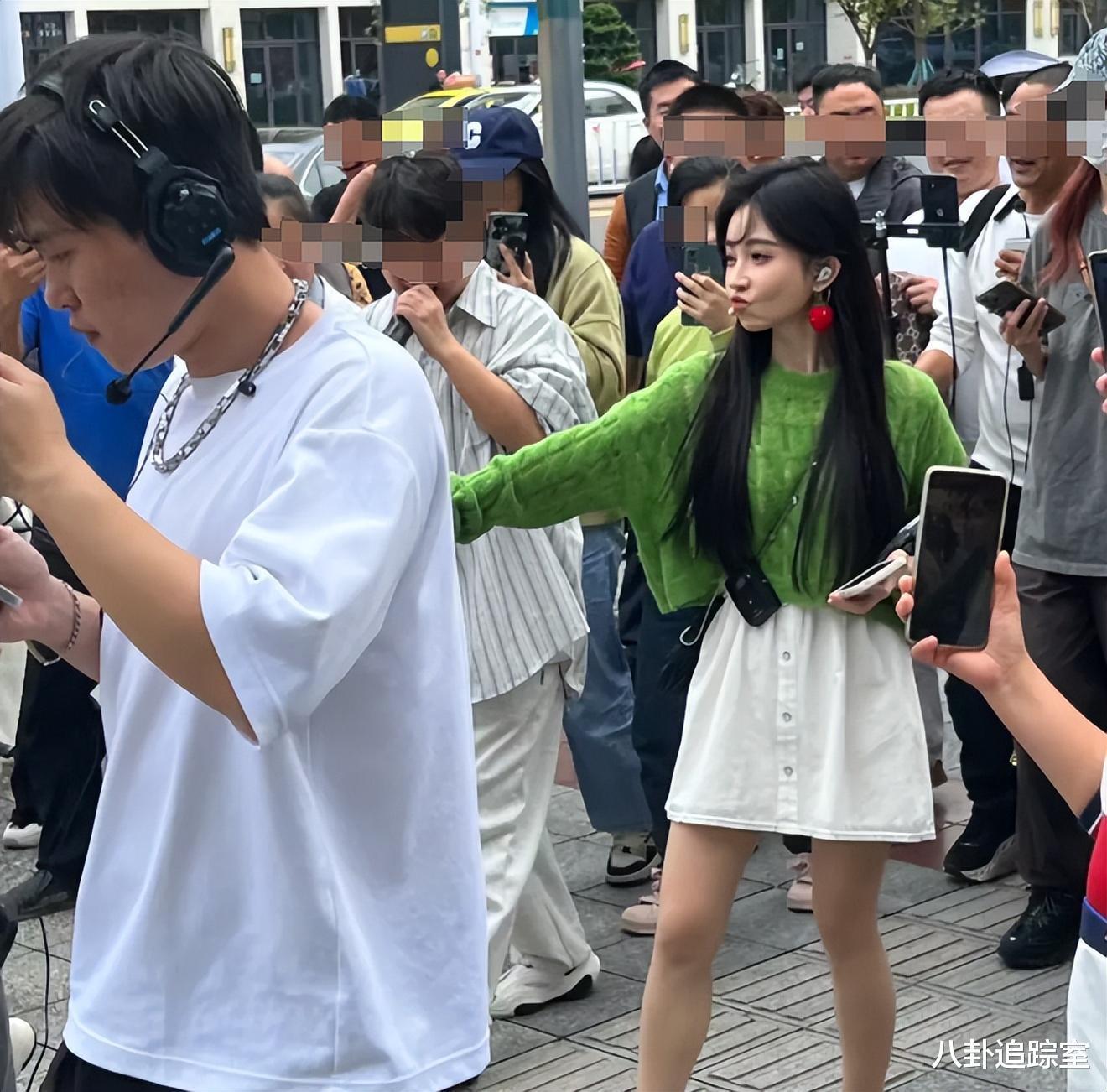 网红冯提莫现身重庆，五官生硬身材矮小鼻通红，身高被指缺乏150