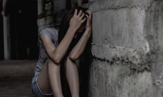 1991年，21岁的女犯人修莉即将被执行枪决，她跪在狱中瑟瑟发抖，哀求狱警：“请