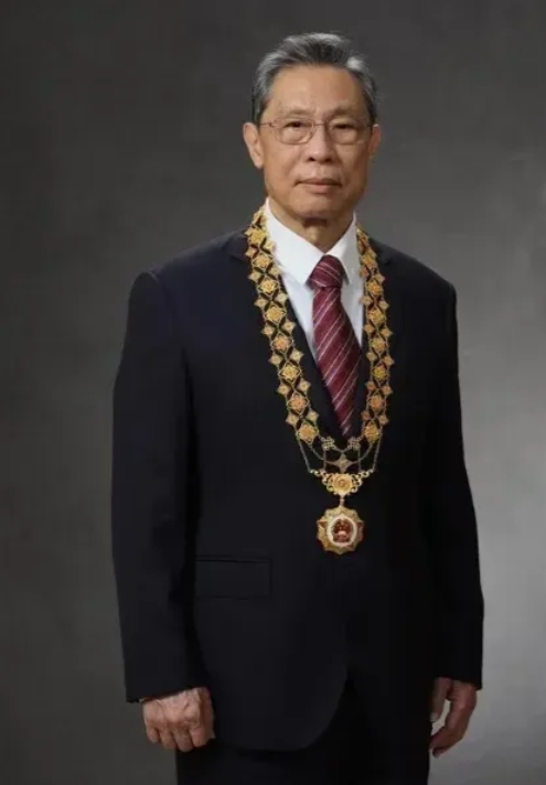 翻看到了一条帖子，是钟南山院士预测新冠小高峰要来了，提醒大家做好准备。可是下面的