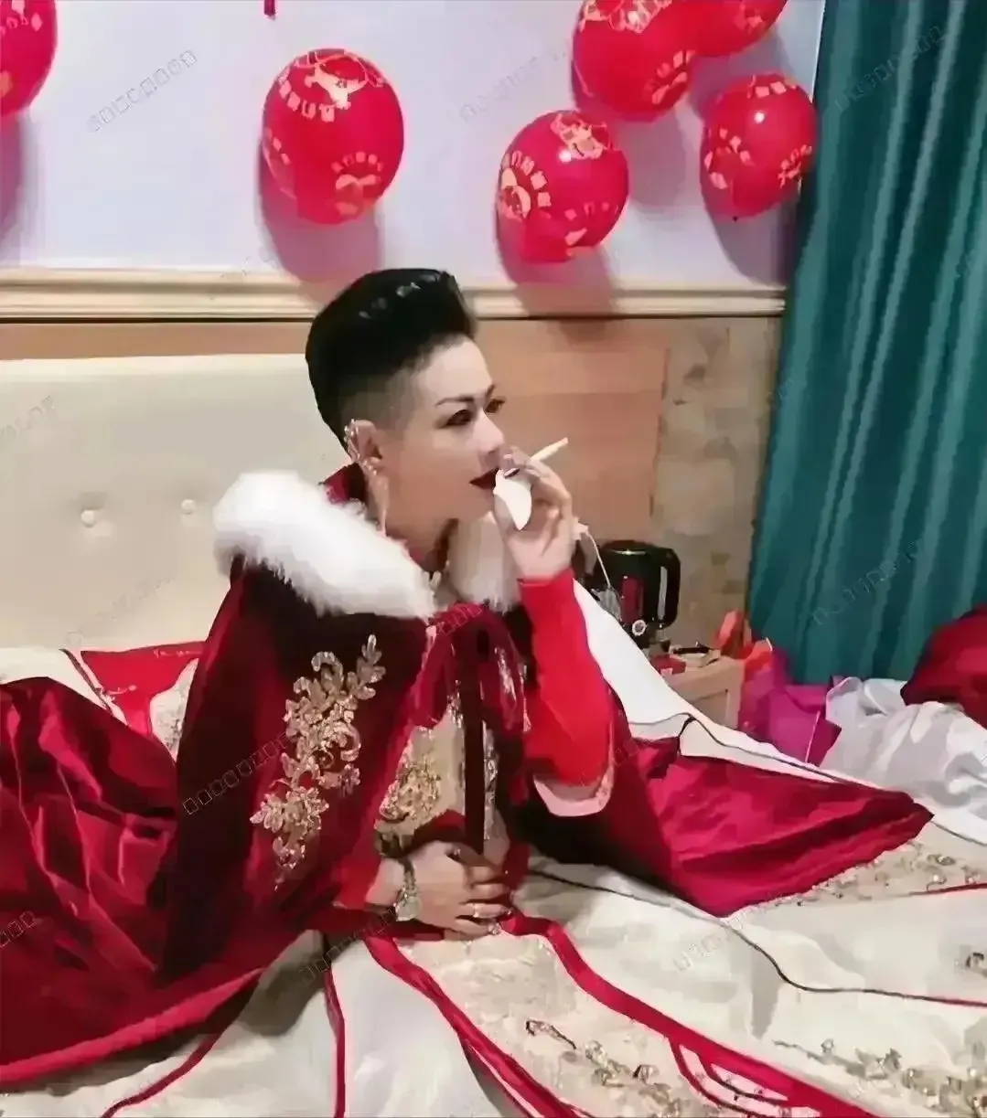 这张照片拍摄于2023年，重庆市渝北区某婚礼结束后，新娘感到非常疲倦，她坐在婚床