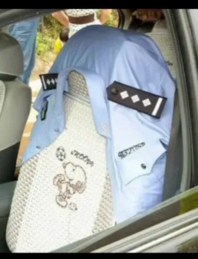 我来说一下，在车里挂警服这个现象，我曾经是一名派出所的治安民警，虽然现在不干了我