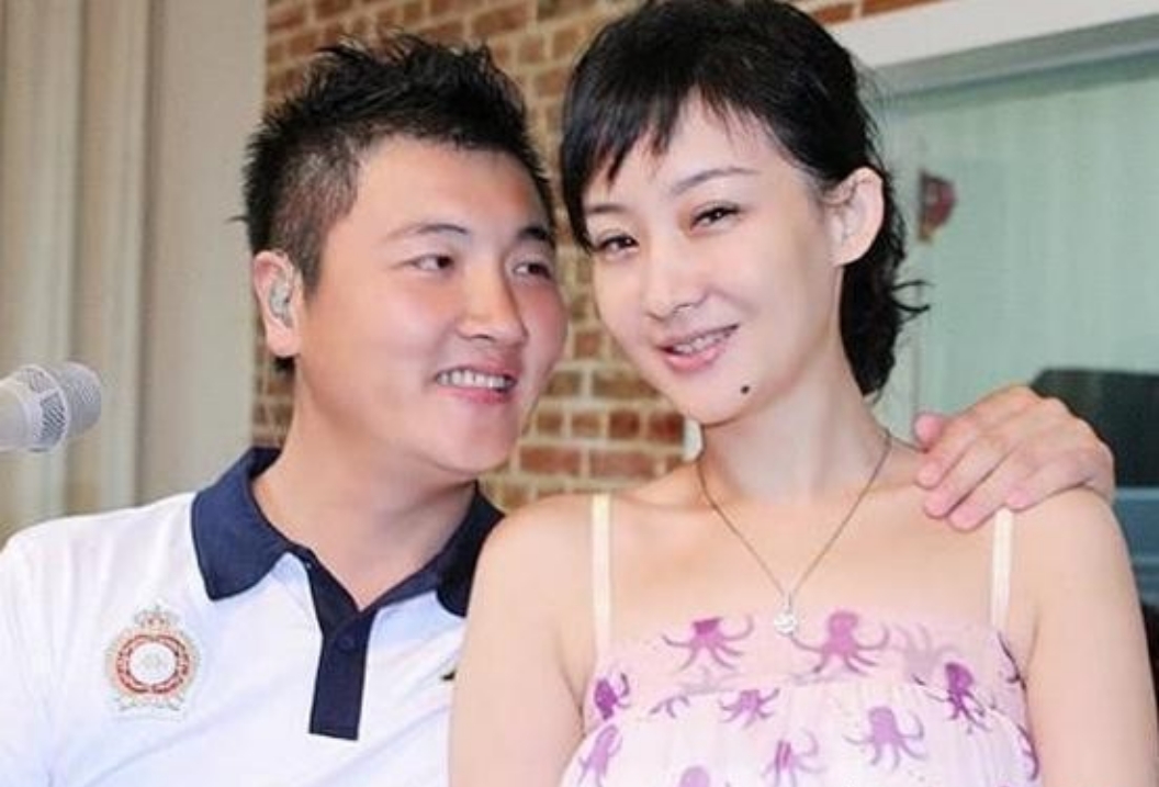 2009年，买红妹刚出月子，孙楠就迫不及待地拿出离婚协议书。买红妹恳求孙楠不要离