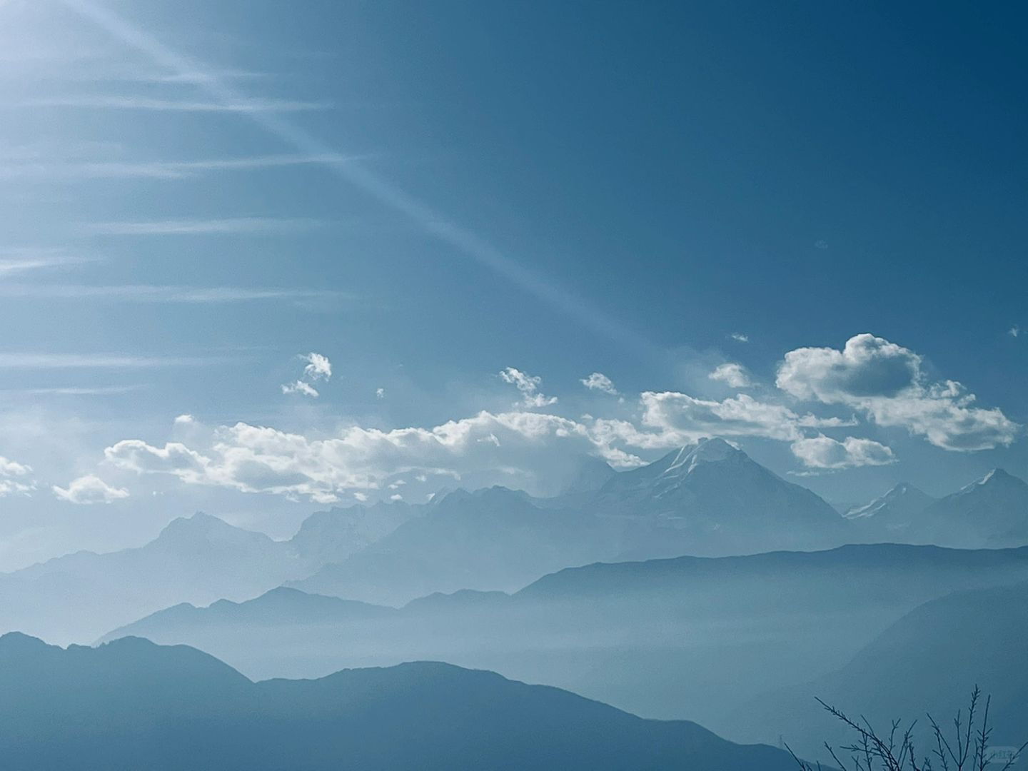 我真的好喜欢雪山啊
我看过无数的美景
星尘 大海
高山 草原
可是只有站在威严宁