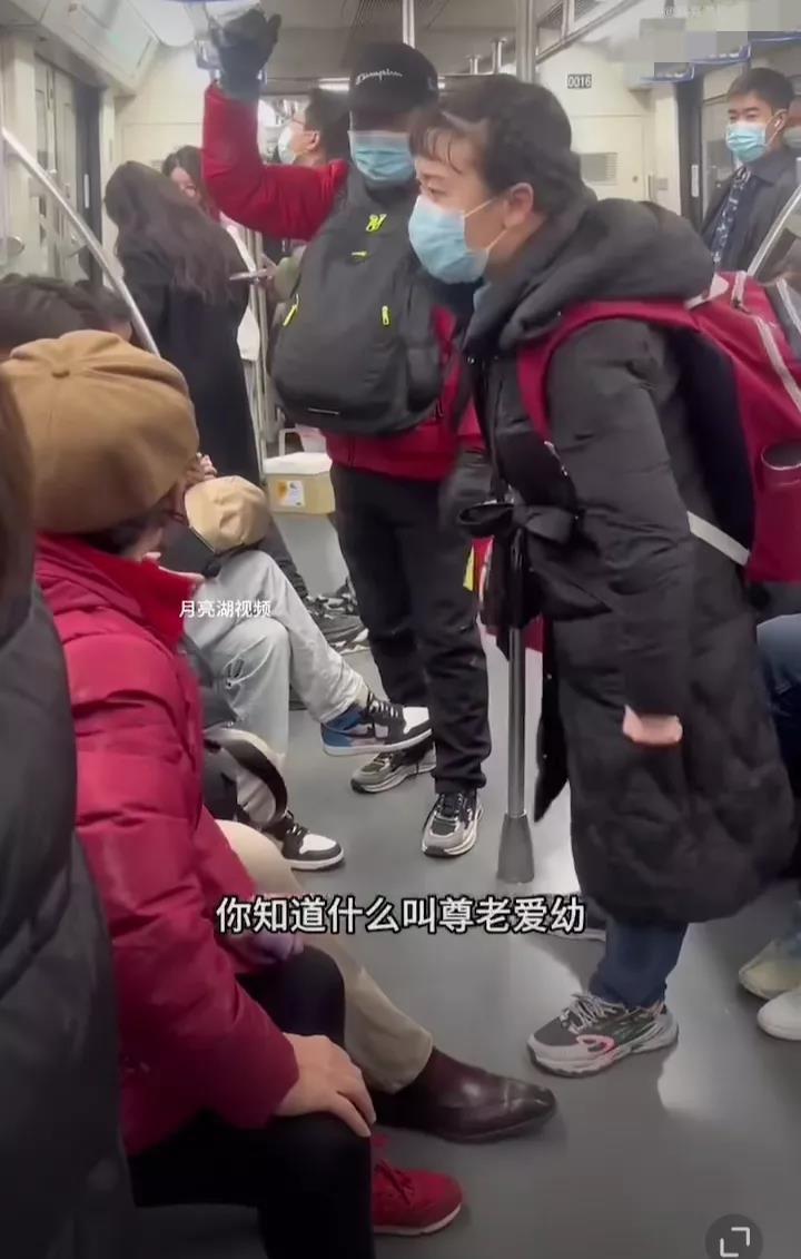 “你有没有素质？你白活你白活！你不知道尊老爱幼！”

北京一个网友发布视频，一名