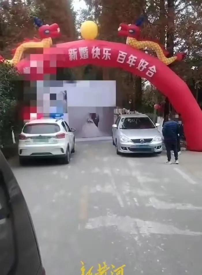 郫都区交警大队工作人员对新闻媒体已经给出了回应：“交巡车正是前往当地处理此事的，