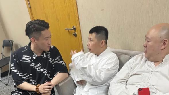 曹云金何云伟相互站台受到欢迎，尊师重道的传统还有必须存在吗？