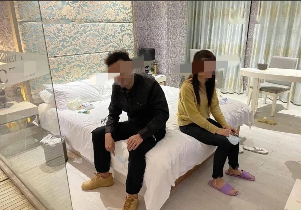 山东济南，一男子到外地出差，接待方请他与陌生女子在酒店发生关系，不料被民警抓获，
