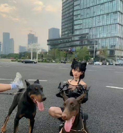井川里予为什么从清纯风变成了这样 
很担心她的精神状态 ​​​