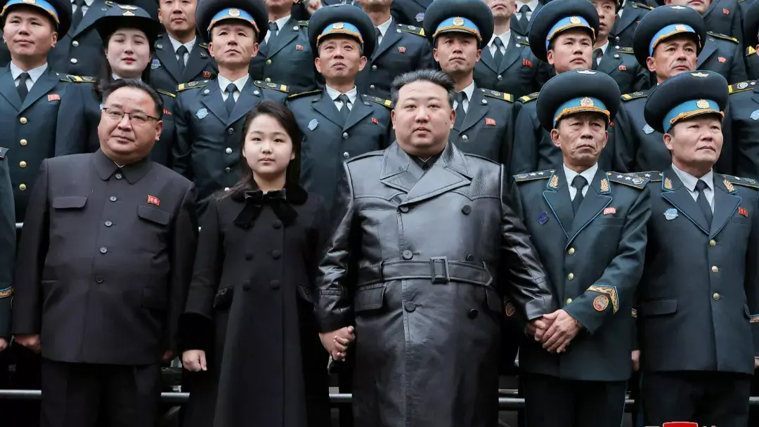 硬汉无弱女啊！！
这孩子眼神越来越淡定从容了……