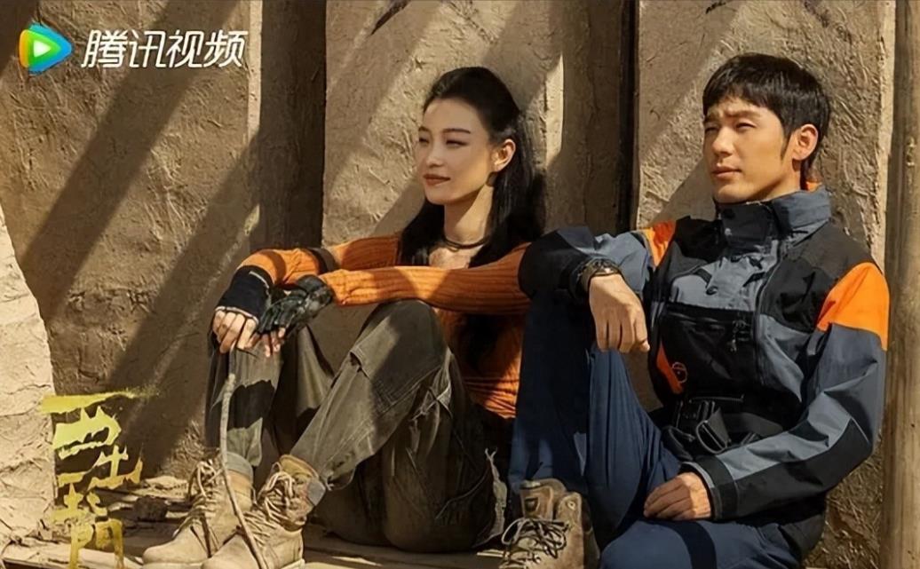 在经历了数次断更之后，《西出玉门》依旧扛打，就真要归功于剧情精彩，很吸引了。

