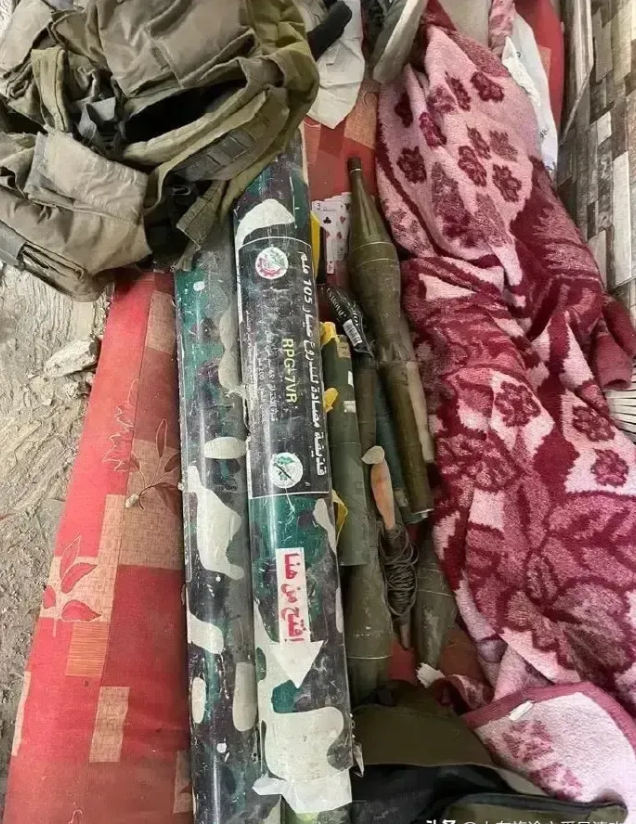 以色列攻入哈马斯休息室，惊呆了！在这个被战火纷飞的角落，以色列士兵冲入其中，惊讶