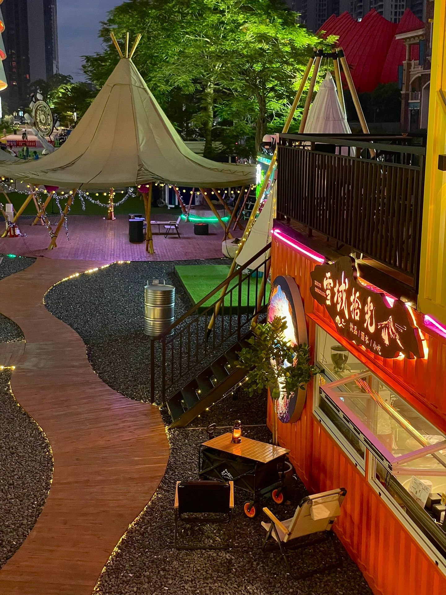 集装箱户外露营地⛺️晚上气氛宜微醺🍾