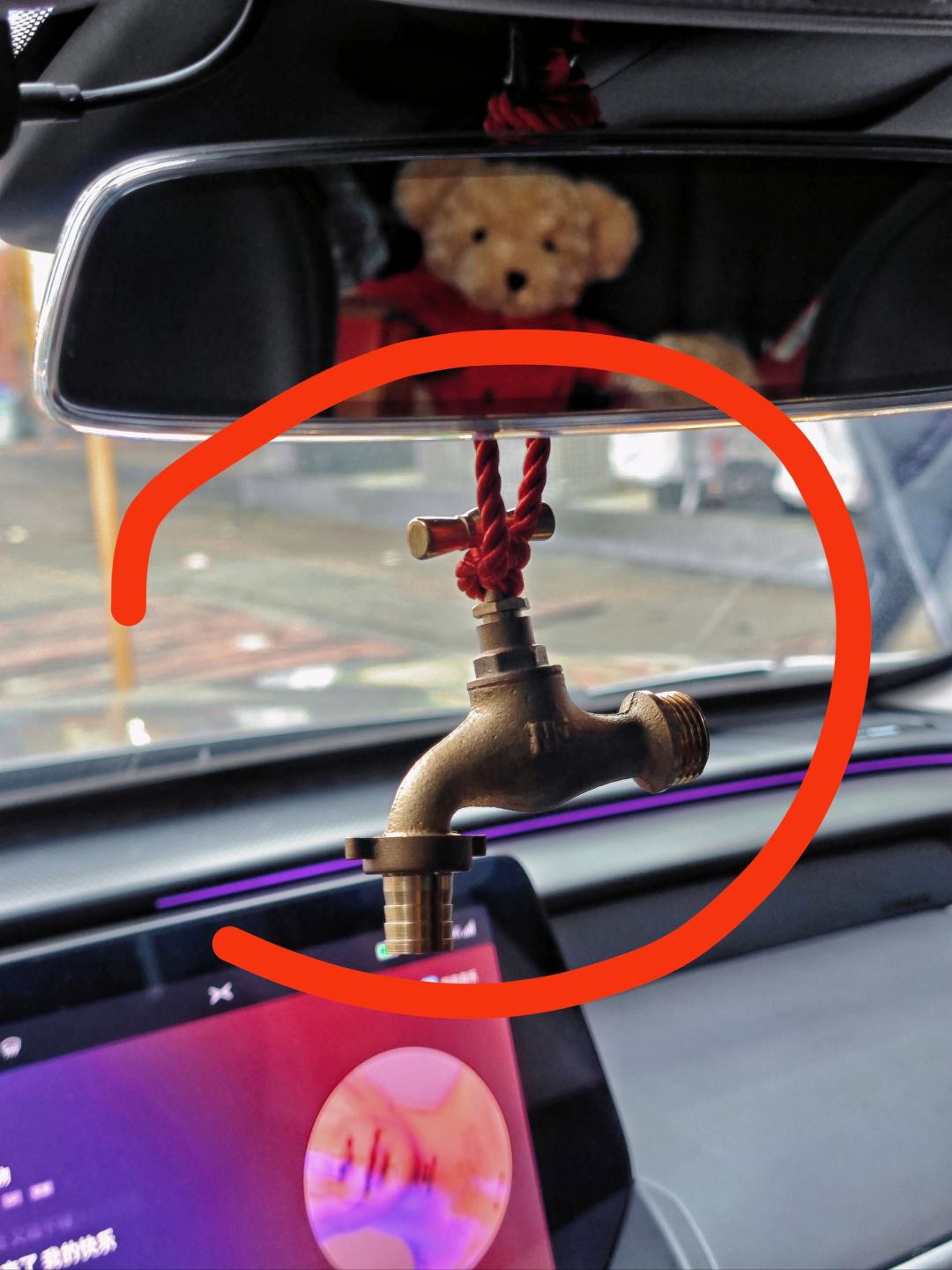 救命‼️这究竟是什么奇怪的玄学❓
中国人主打一个图吉利‼️
龙年挂龙头🐉
万事