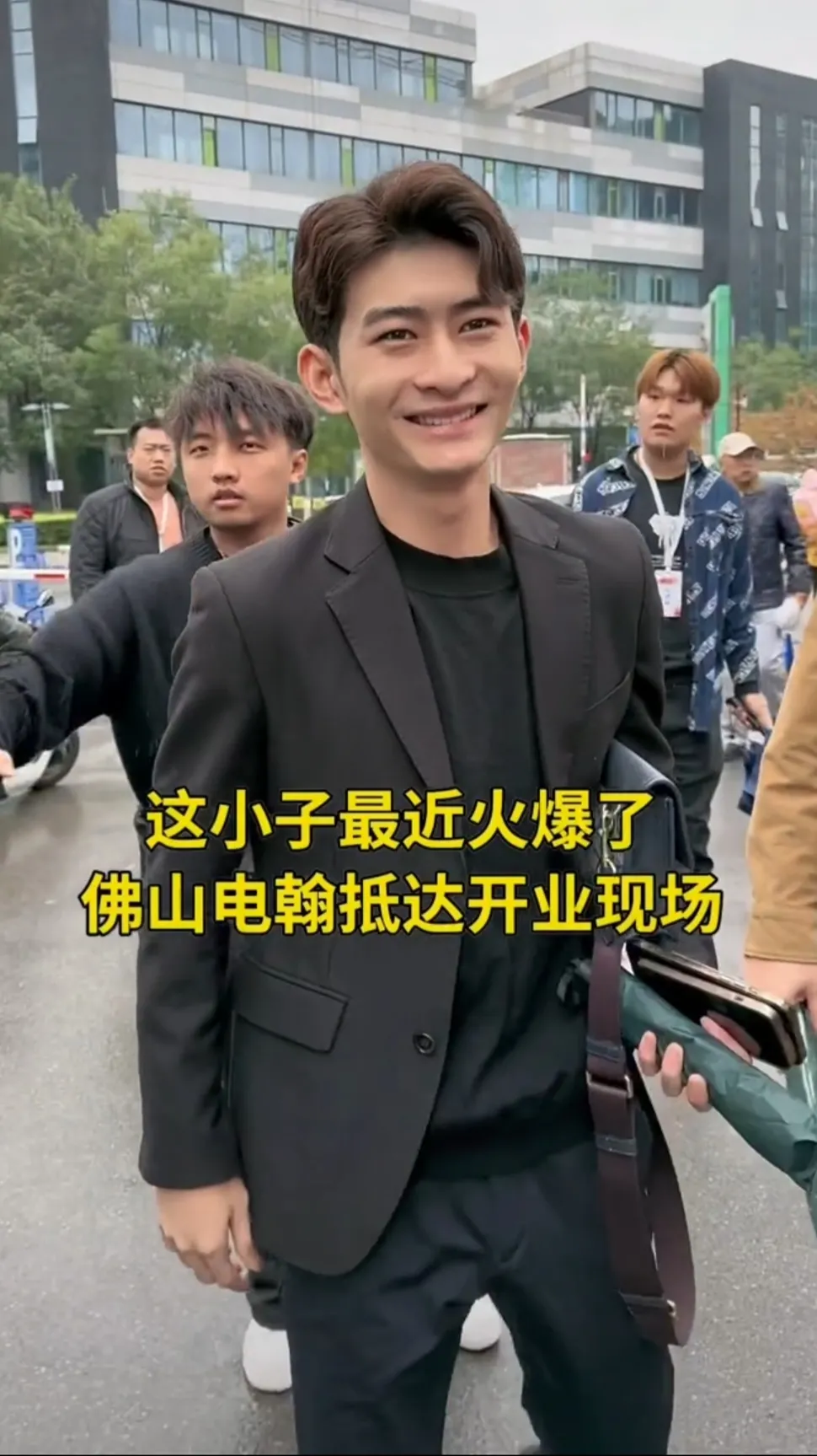 因酷似张翰的长相以及新奇的甩手动作，佛山电翰近段时间爆火，粉丝量暴涨。爆火后，他