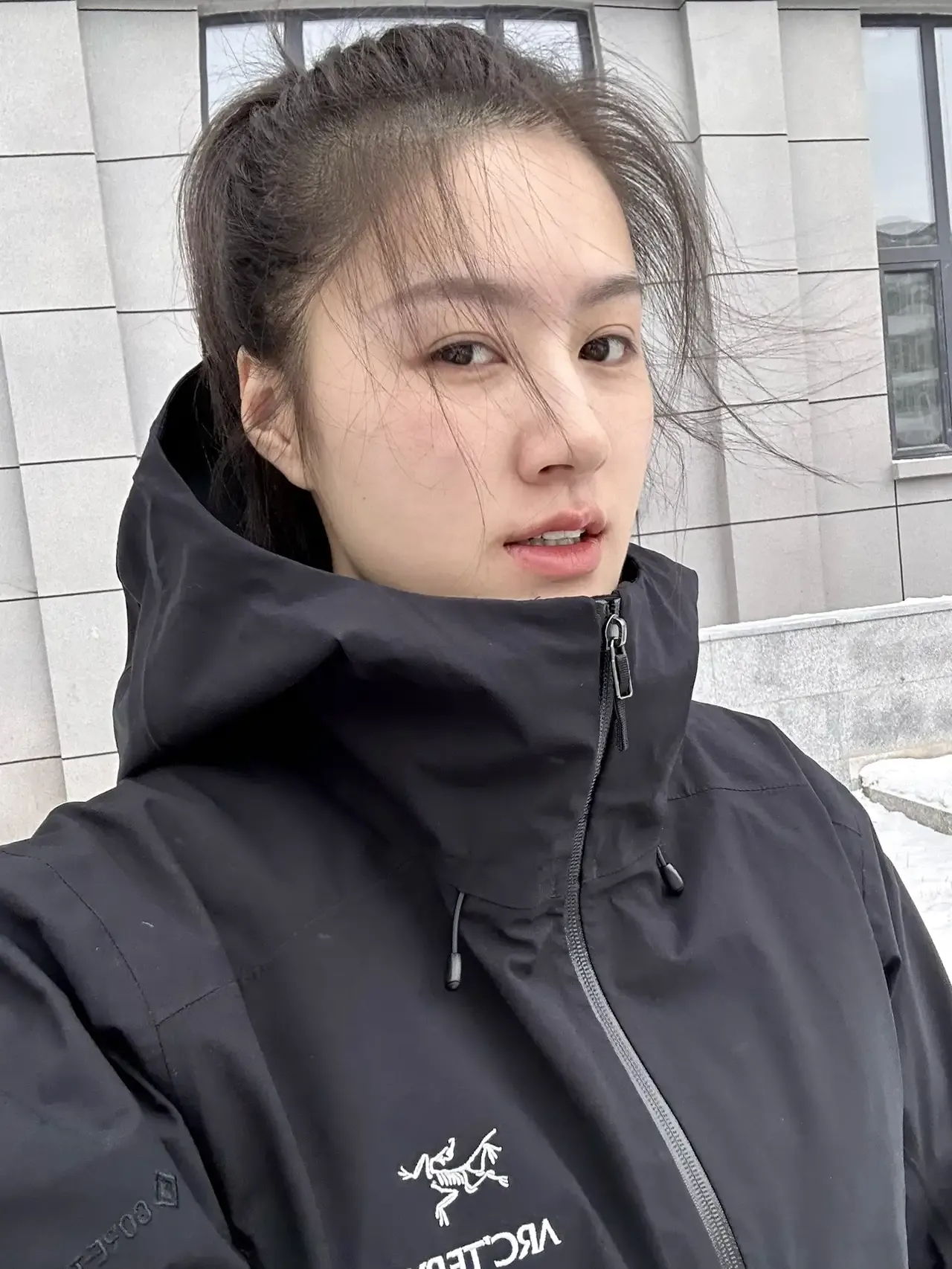 表妹4500的工资，
花了3000买的冲锋衣
喜欢就买。
女人对自己就要狠一点！