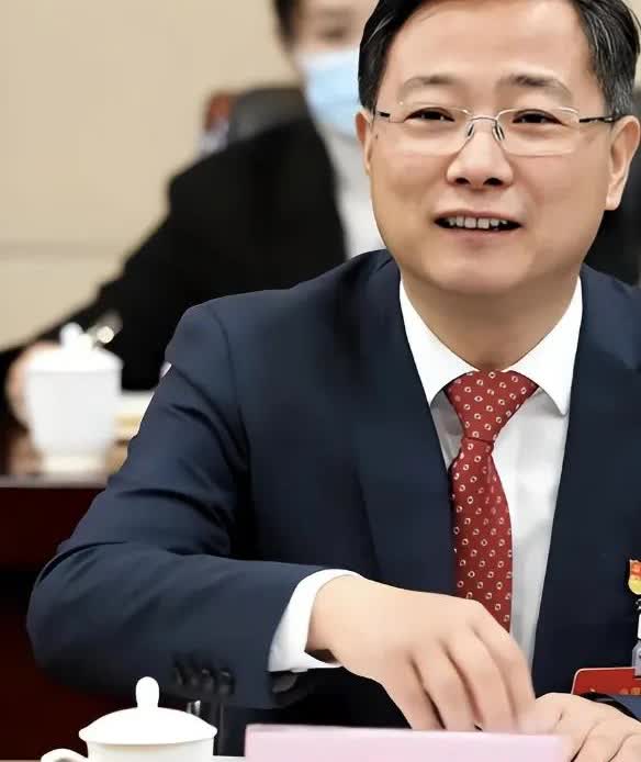 淄博市委书记马晓磊因中央表扬而备受瞩目，展示了务实为民的领导风范。在他的领导下，