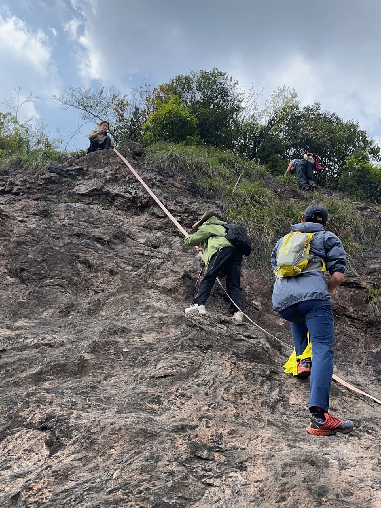 第一次徒步，真的不用买很多装备