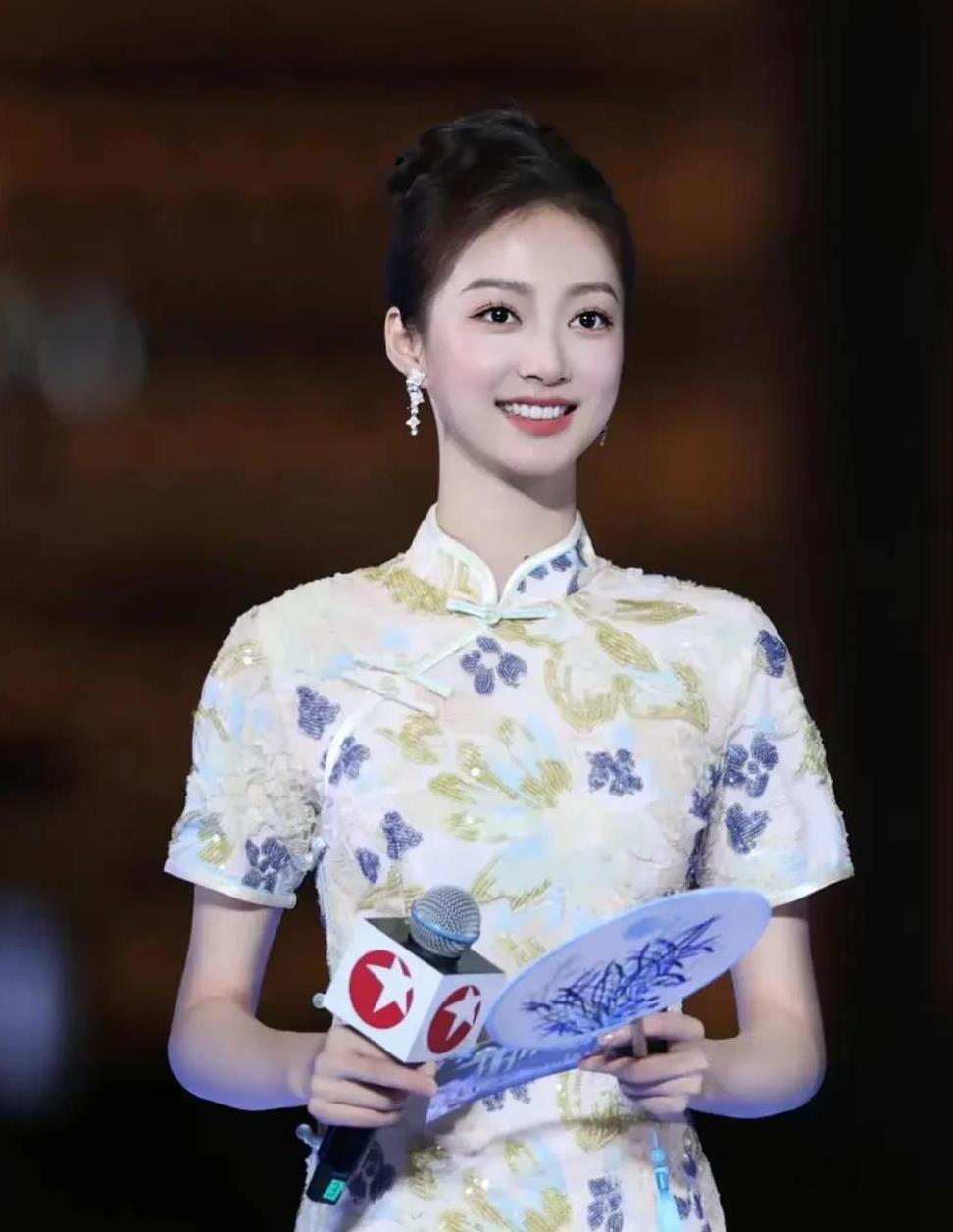 中传的冯琳数学只有106分，却宣称607分是文化课总分，让我颇感意外。更令人惊讶