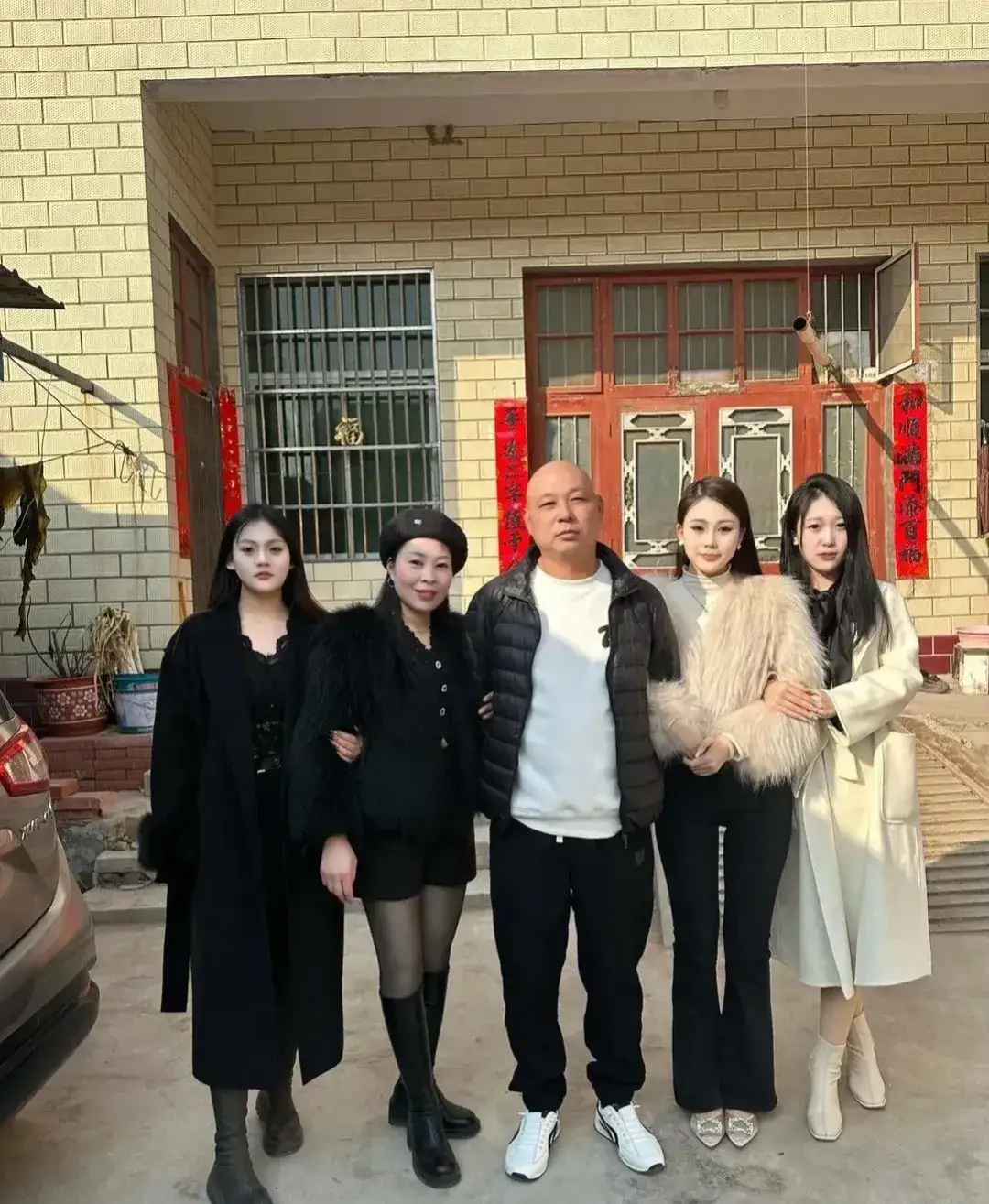 我爸我妈都快急死了，生了三个女儿，到今天一个都还没有嫁出去，我爸都说不要彩礼，赶