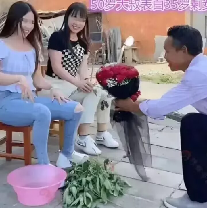 有位50岁大叔向一位35岁剩女求婚，大叔诚心表示嫁给他退休金可以给这位美女。