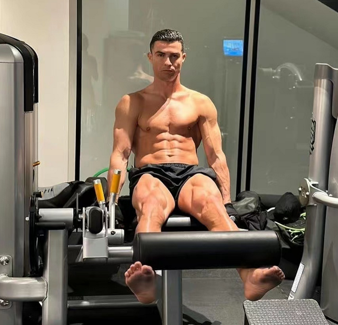 锁定年度射手王！C罗晒健身照，38岁魔鬼筋肉人，反向内马尔
此前四大巨星隔空争夺