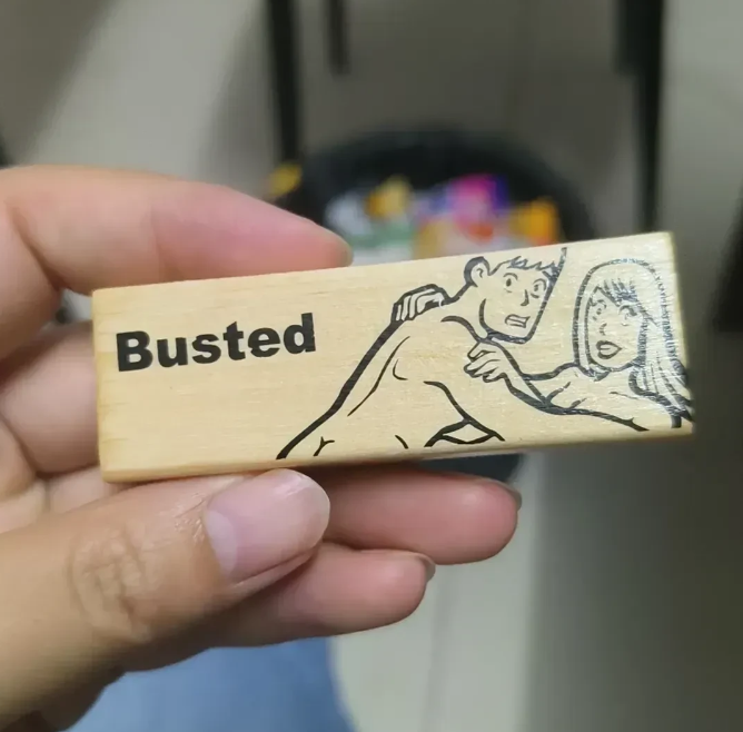 这都画的什么鬼呀？太过分了吧。
居然小孩玩的积木也混有毒教材的东西，是我想得太复