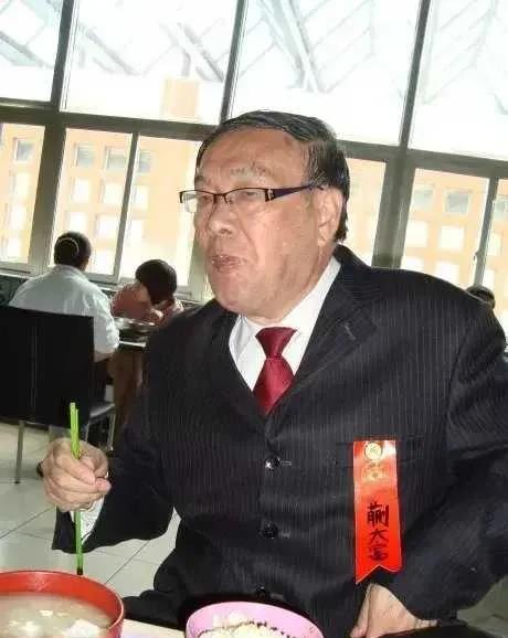 2011年，清华百年校庆时，一个意外的访客蒯大富出现在校园里。他曾经是备受瞩目的