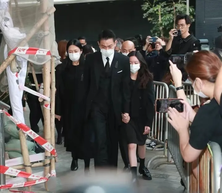 刘德华父亲葬礼上，华仔女儿一个小举动，让网友骂惨了！
12月5日，刘德华在家人的