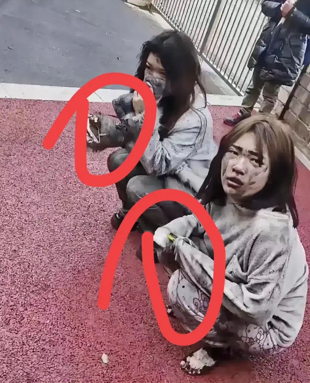 #江西火灾两女生逃生握手机被质疑#现在网络的戾气，还是非常重的！在江西新余市火灾