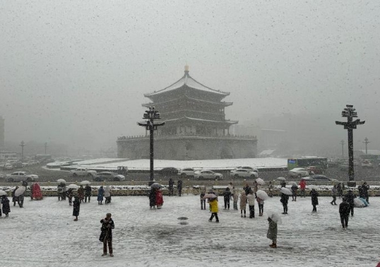 西安大雪纷飞，钟楼和城墙大家都出来赏雪顽耍了
