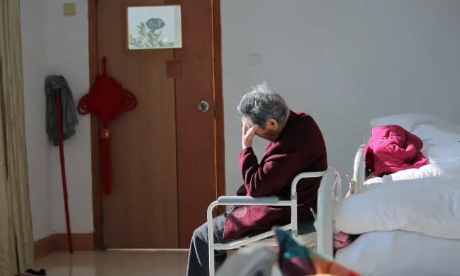独生子女的家庭，将来年龄大了生活不能自理，大家愿意住养老院吗？

今天路过我们小